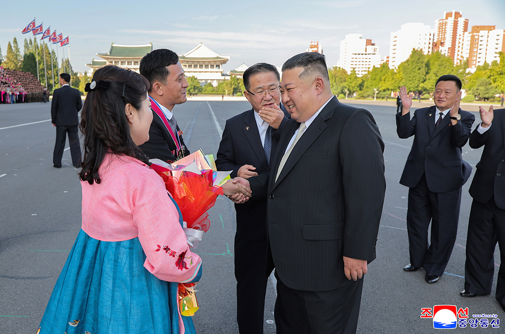 Respected Comrade Kim Jong Un Has Photo Session with Participants in 15th National Conference of Teachers