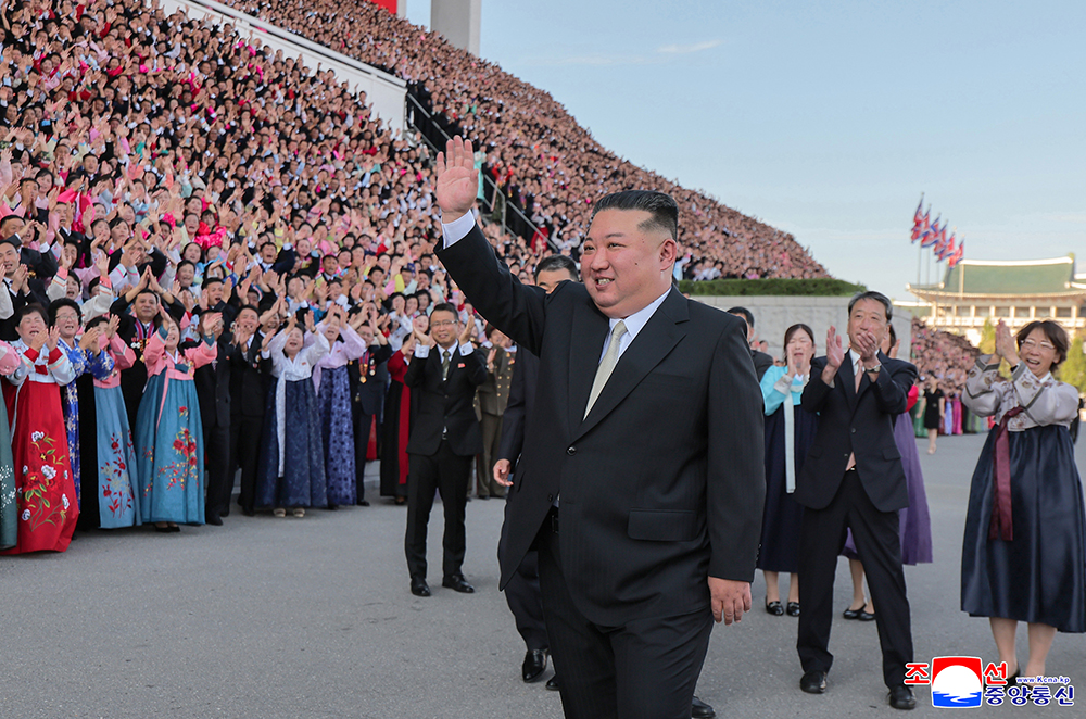 Respected Comrade Kim Jong Un Has Photo Session with Participants in 15th National Conference of Teachers