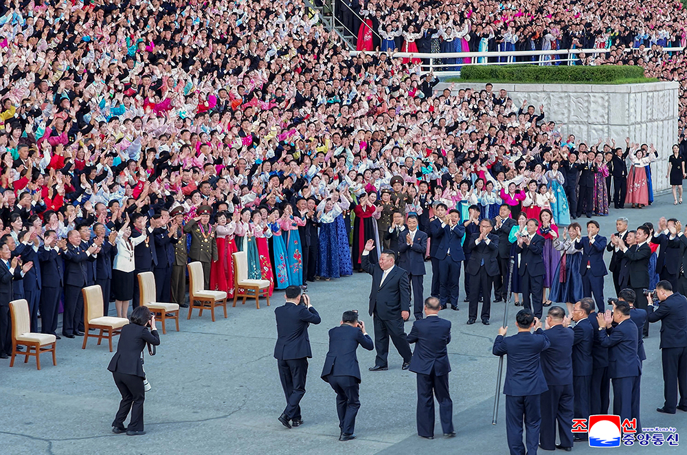 Respected Comrade Kim Jong Un Has Photo Session with Participants in 15th National Conference of Teachers