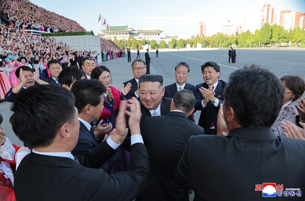 Respected Comrade Kim Jong Un Has Photo Session with Participants in 15th National Conference of Teachers