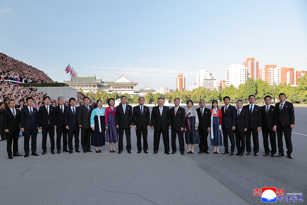 Respected Comrade Kim Jong Un Has Photo Session with Participants in 15th National Conference of Teachers