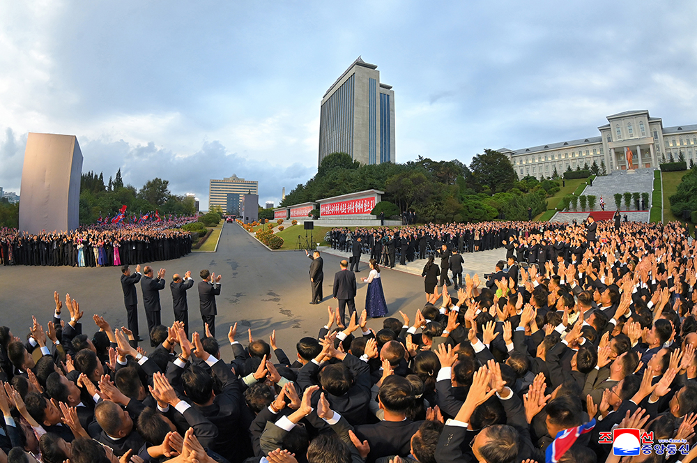 경애하는 김정은동지께서 창립 80돐을 맞이하는 김일성종합대학을 축하방문하시였다