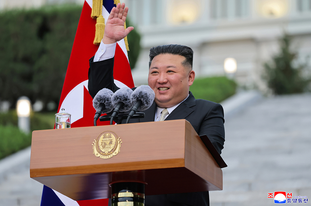 경애하는 김정은동지께서 창립 80돐을 맞이하는 김일성종합대학을 축하방문하시였다