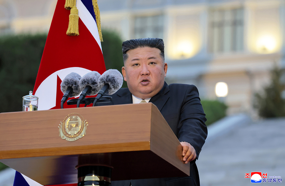 경애하는 김정은동지께서 창립 80돐을 맞이하는 김일성종합대학을 축하방문하시였다