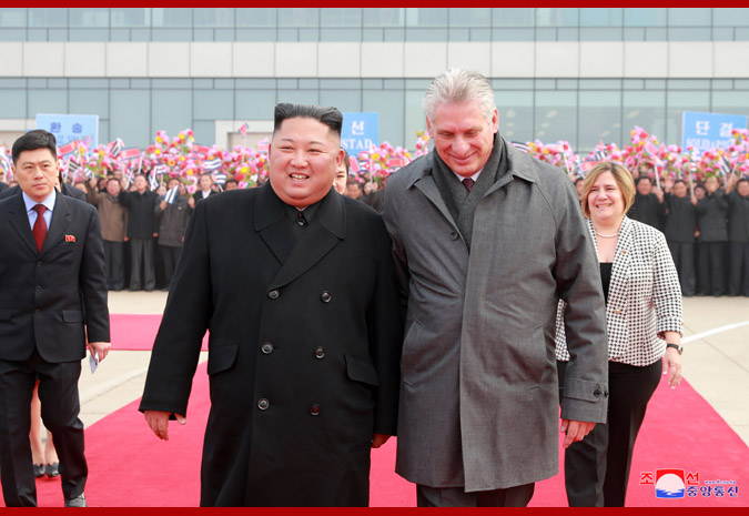 꾸바공화국 국가리사회 위원장 겸 내각수상 평양을 출발 경애하는 최고령도자 김정은동지께서 미겔 마리오 디아스 까넬 베르무데스동지를 환송하시였다