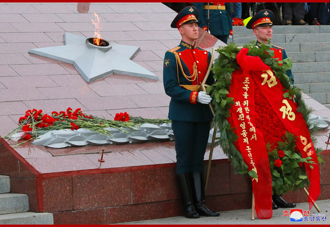 Supreme Leader Kim Jong Un Lays Wreath before Monument to Military Glory